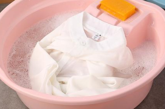 宝宝衣服上的草莓汁怎么洗掉 第3张