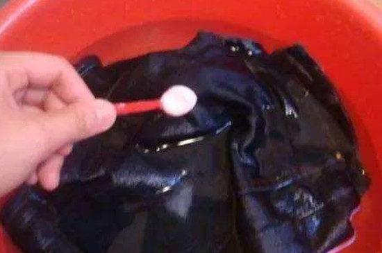洗有颜色的衣服用什么浸泡10分钟 第3张