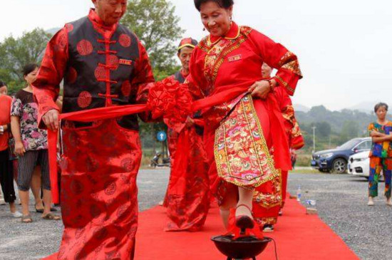 结婚跨火盆,火盆应该放在那 第3张