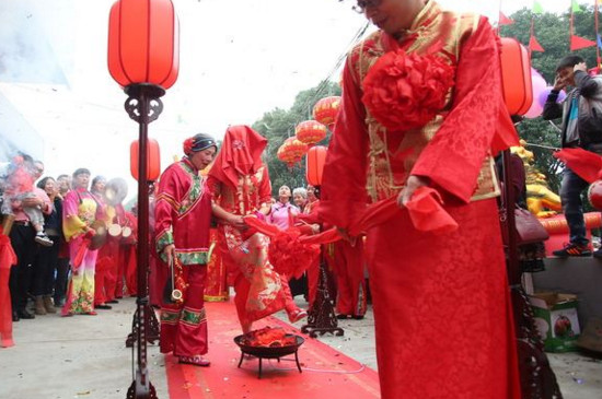 结婚跨火盆,火盆应该放在那 第5张
