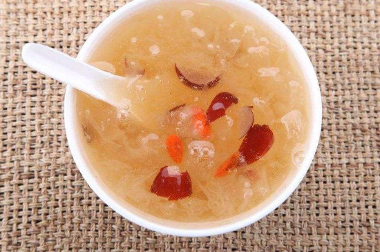 银耳炖红枣的做法（银耳炖红枣的做法步骤） 第5张