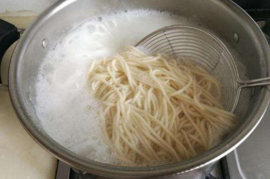 凉面里的蒜泥水怎么做（制作美味凉面的技巧） 第5张