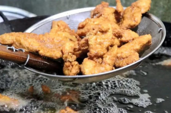 炸鸡怎么做才好吃,外酥里嫩（炸鸡的制作方法） 第5张