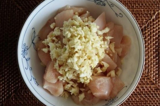 怎么炸鸡胸肉又酥又脆（鸡胸肉怎么炸才酥脆肉嫩小窍门） 第3张