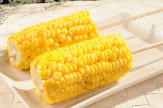 电烤箱烤生玉米的做法（烤箱怎么烤生玉米最简单的窍门） 第5张