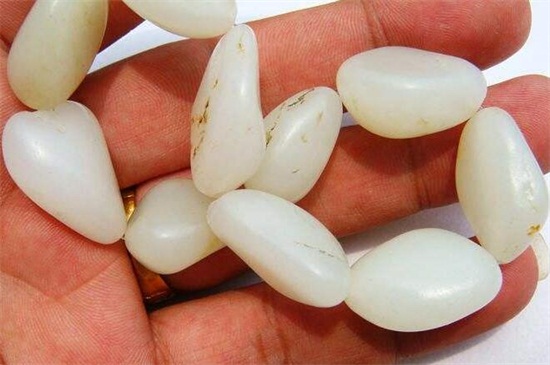 昆仑玉的硬度（昆仑玉的硬度在6.0～6.5左右） 第3张