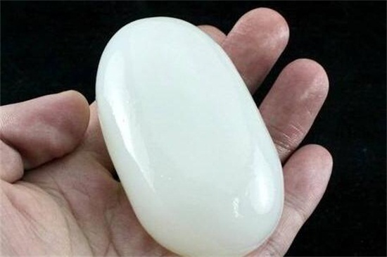 昆仑玉与翡翠的区别（昆仑玉与翡翠有哪些区别？） 第5张