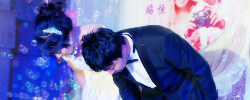 结婚鞠躬时手怎么放 第1张