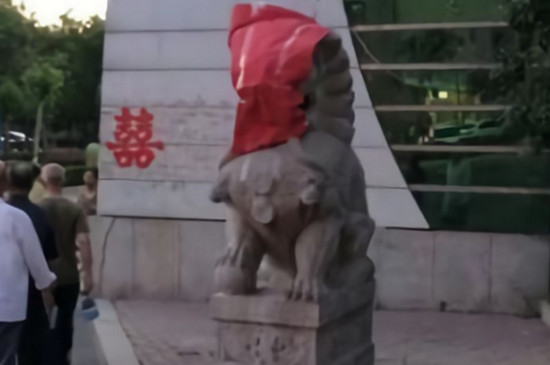 结婚为什么贴狮子 第3张