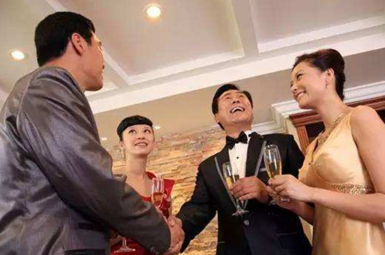订婚需要穿什么衣服 第5张