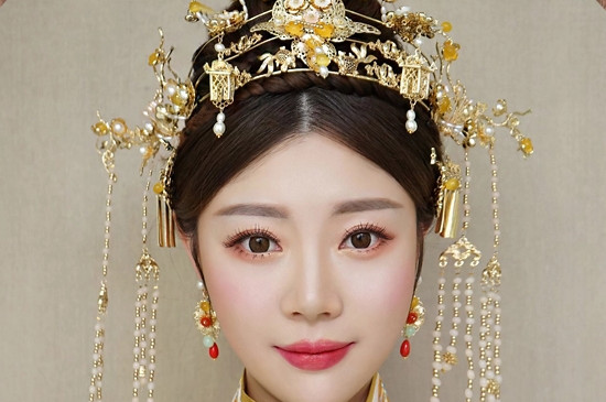 结婚穿旗袍配什么头饰 第3张