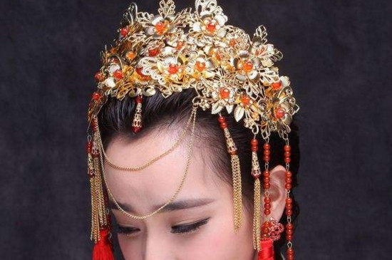 结婚穿旗袍配什么头饰 第5张