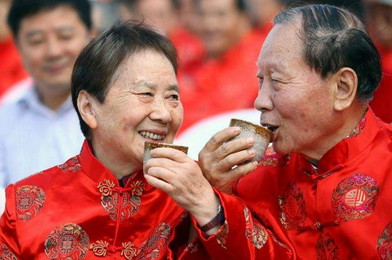 交杯酒是左手还是右手 第5张