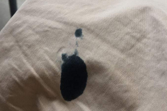 衣服染墨水怎么洗掉（衣服染墨水清洗的方法） 第3张