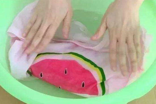 粉色衣服染色怎么洗掉（粉色衣服染色清洗的方法） 第5张