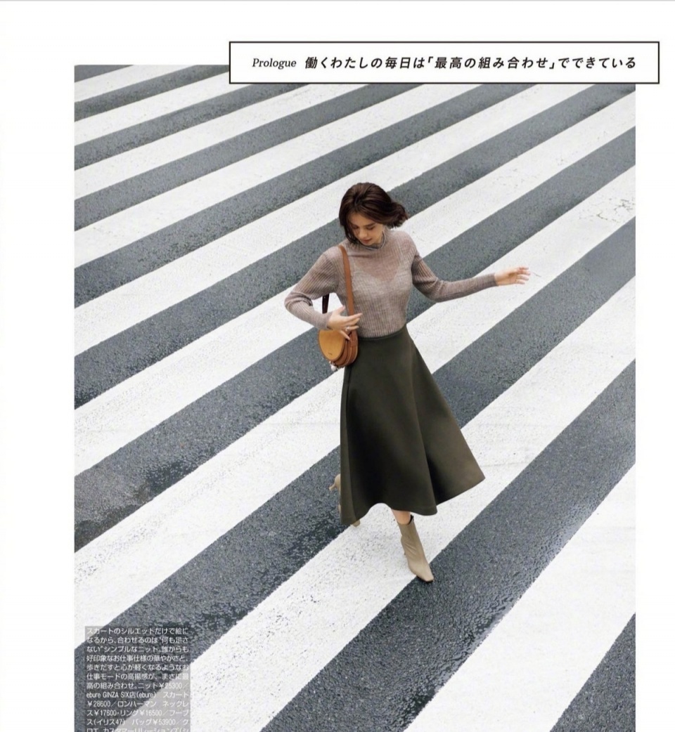 时髦女人秋冬别总穿紧身裤！试试“半身裙+短靴”，优雅又显气质 第15张