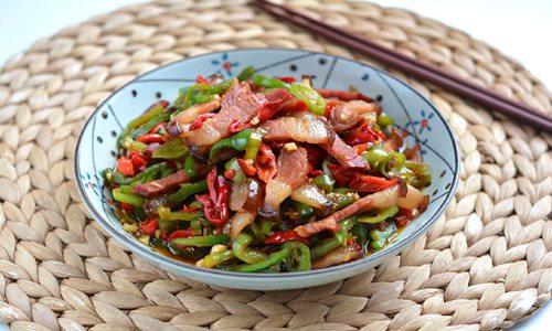 超下饭的辣椒炒腊肉的做法 烟熏的味道真不赖 第1张
