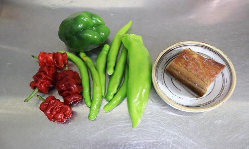 超下饭的辣椒炒腊肉的做法 烟熏的味道真不赖 第3张
