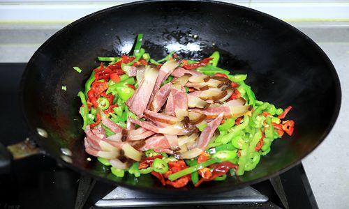 超下饭的辣椒炒腊肉的做法 烟熏的味道真不赖 第5张