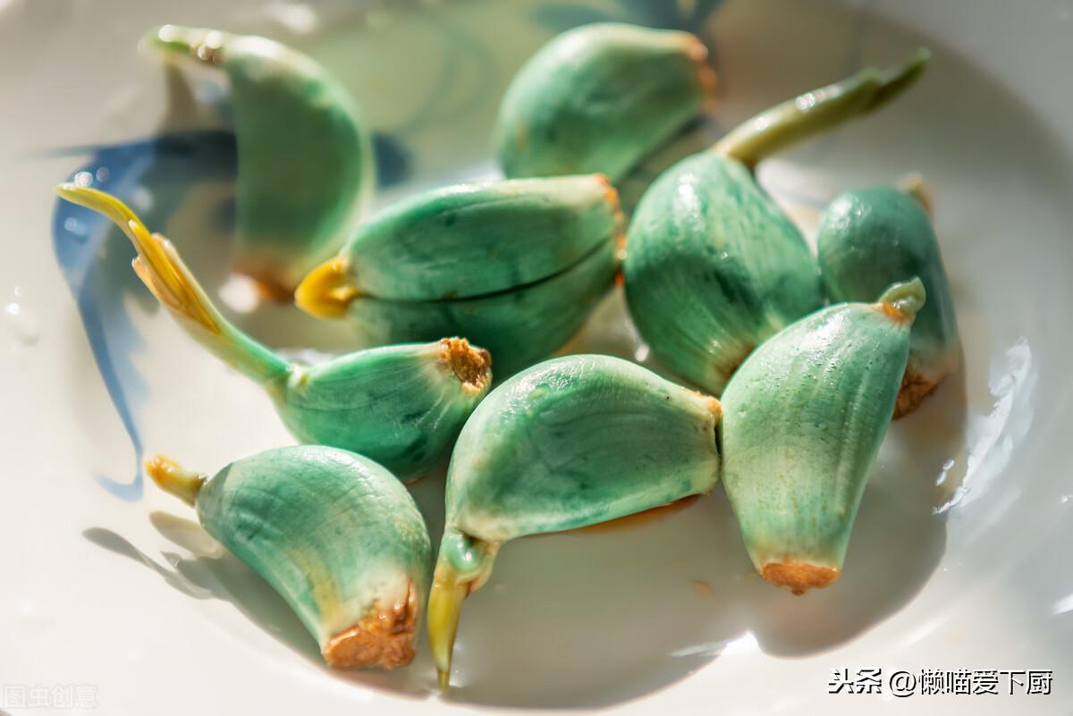 泡腊八蒜时，用米醋好，还是用陈醋好?口感差很多，别再用错了 第1张