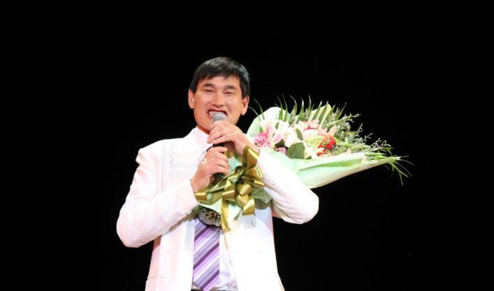 “天才嗓子”大衣哥的艰辛成名史，和那些被他“惯坏”的家人村民 第27张