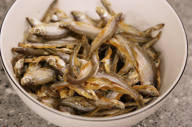 香辣毛豆米炒小鱼干 第1张