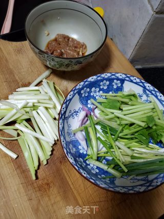 香芹韭黄肉片炒米粉的做法步骤：1 第1张