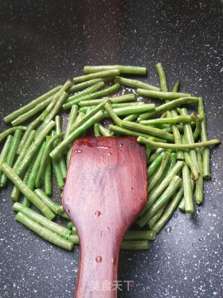 烧烤味干煸豆角的做法步骤：1 第1张