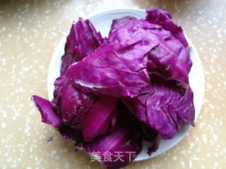 五花肉炒紫甘蓝的做法步骤：1 第1张