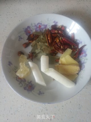 油豆腐泡红烧肉的做法步骤：1 第1张