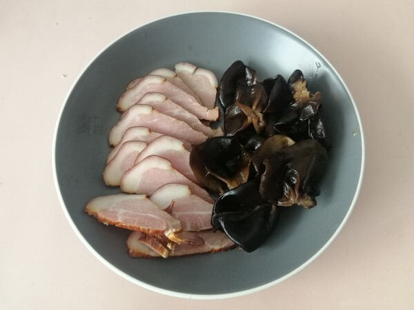 菜花木耳炒腊肉 第3张