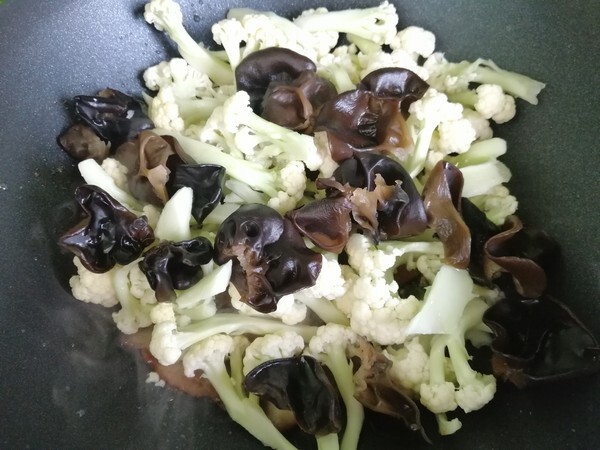菜花木耳炒腊肉 第9张