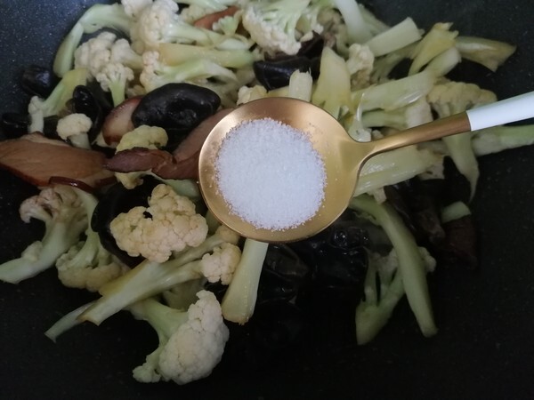 菜花木耳炒腊肉 第11张