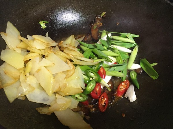 回锅土豆炒腊肉 第21张