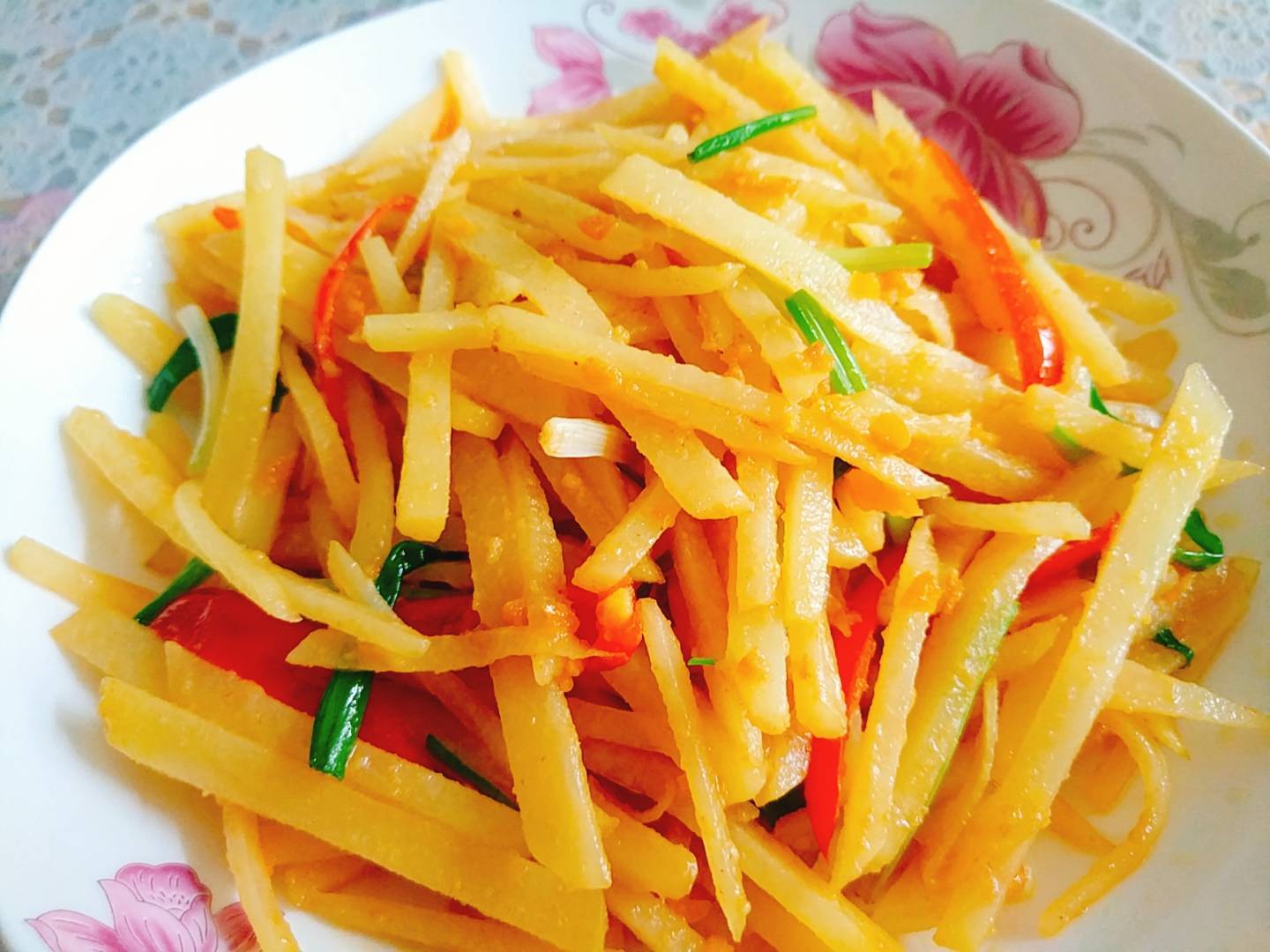 咸蛋黄炒土豆丝，金黄酥脆香，比肉好吃 第1张