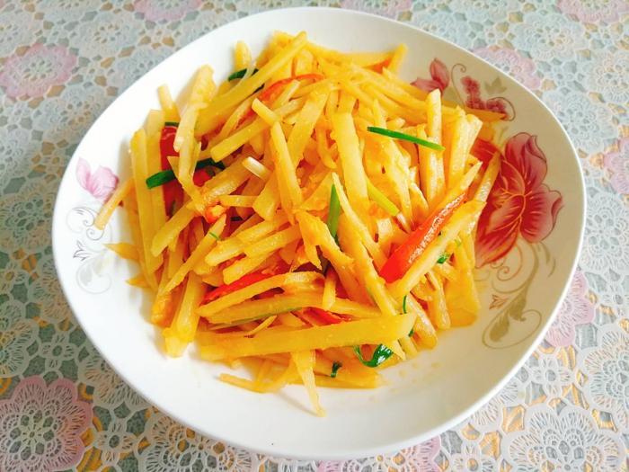 咸蛋黄炒土豆丝，金黄酥脆香，比肉好吃 第5张