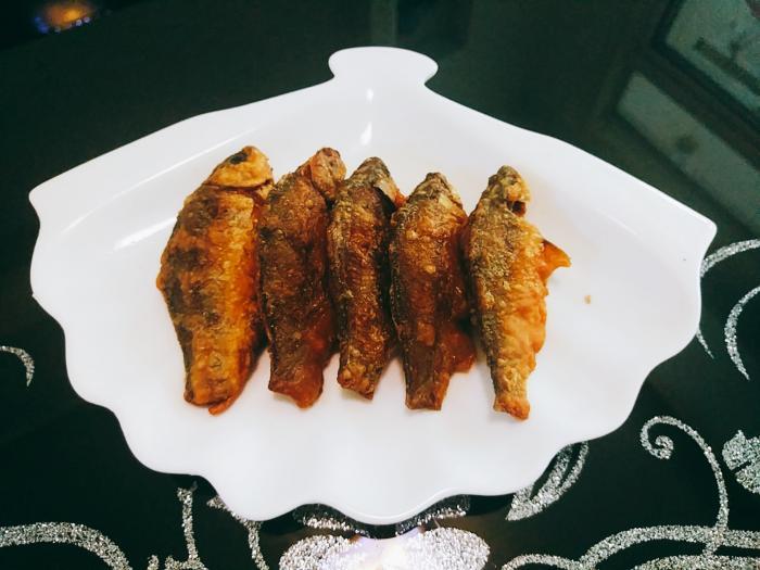 香酥小鲫鱼制作全过程 第3张