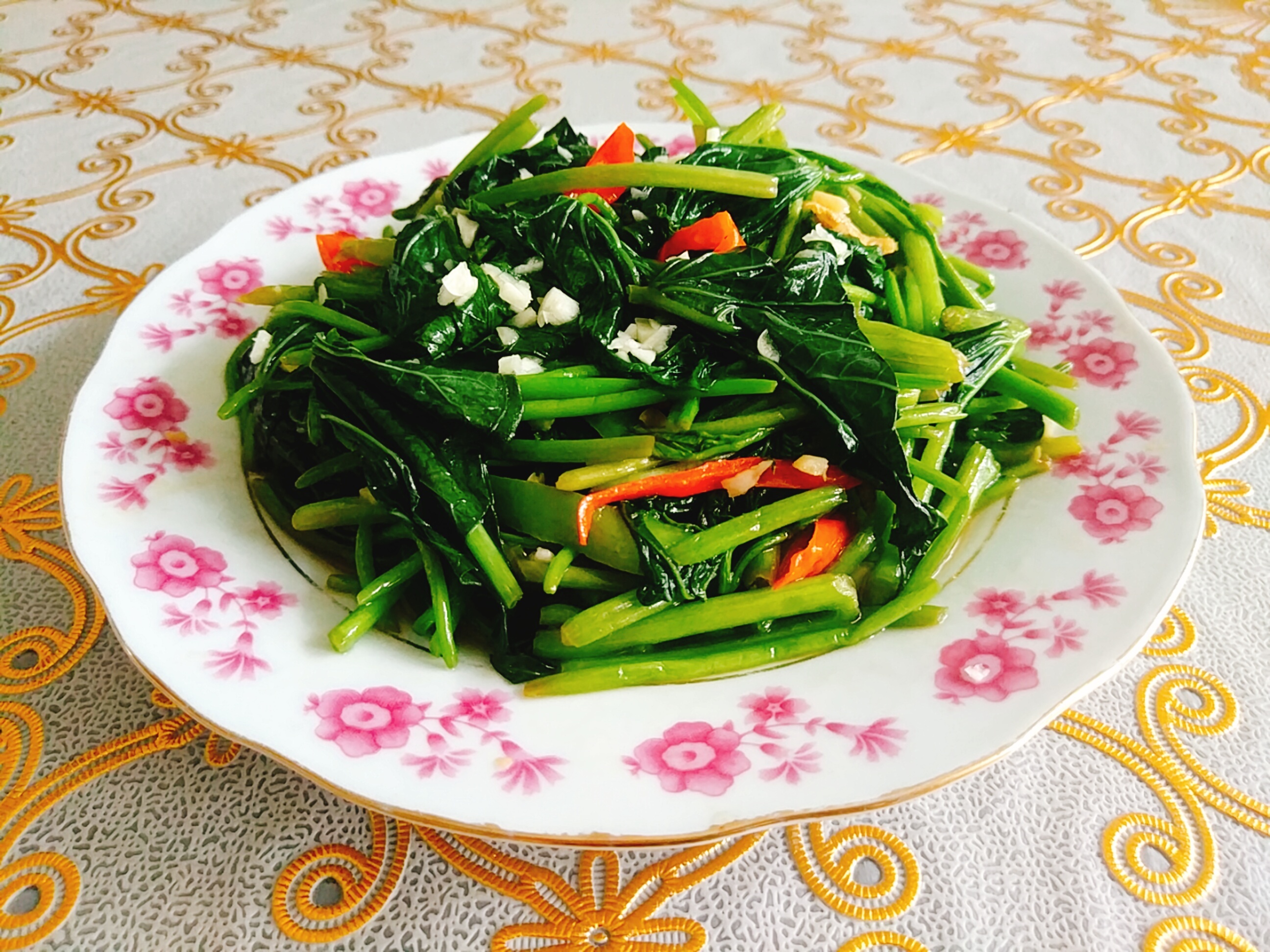 山芋杆居然这么好吃，三块钱做一盘，清香脆嫩营养高，给肉不换 第1张