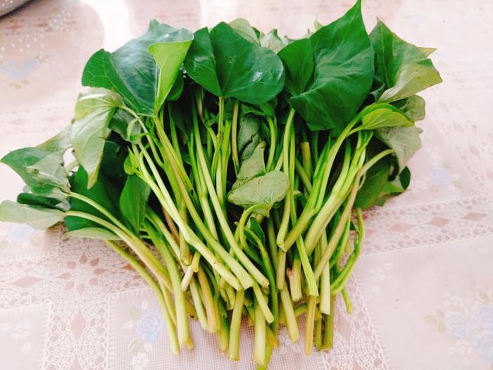 山芋杆居然这么好吃，三块钱做一盘，清香脆嫩营养高，给肉不换 第7张
