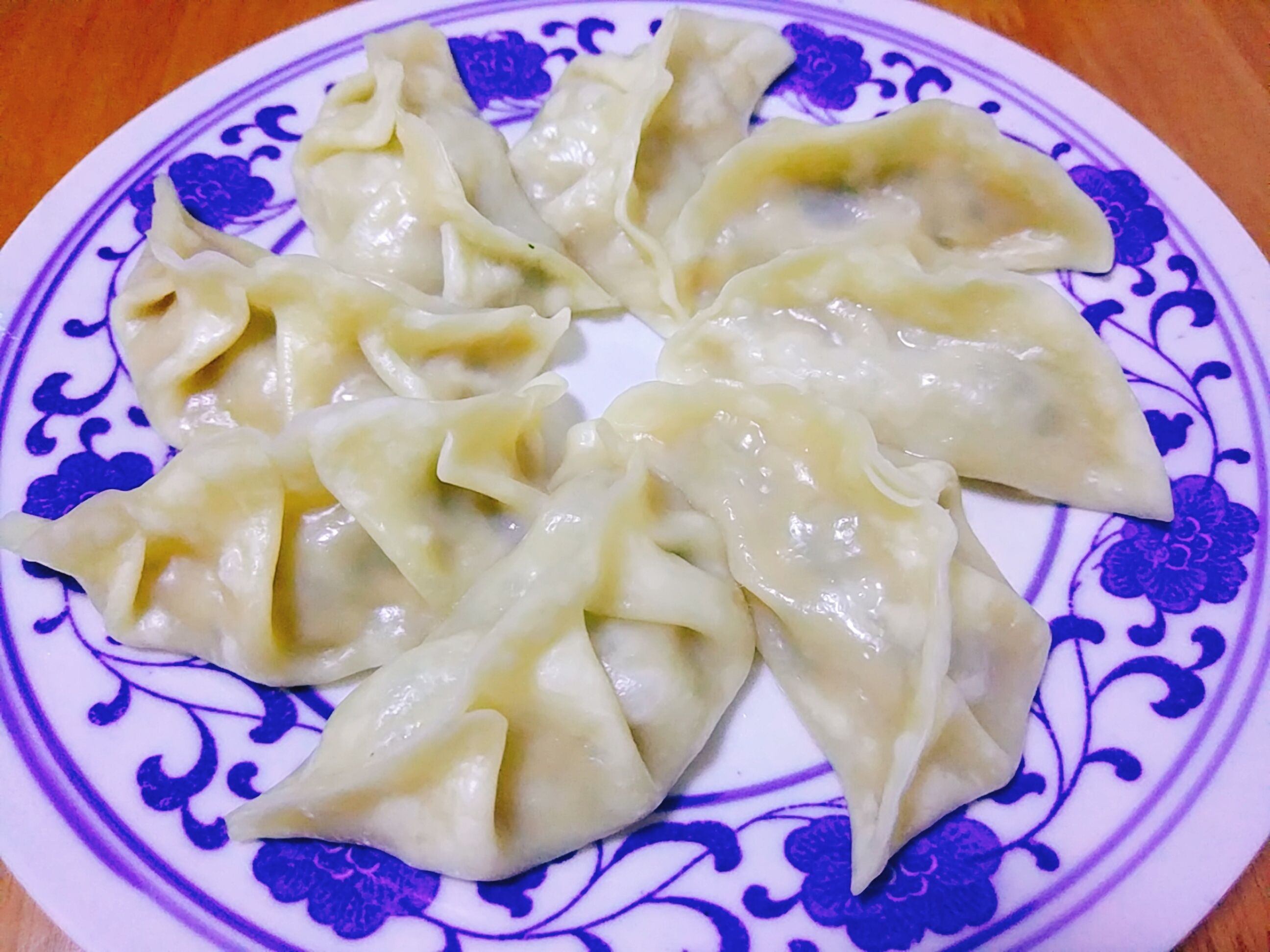 香芹饺子好吃有诀窍，调馅很关键，鲜香脆嫩多汁不油腻，天热要多吃 第1张