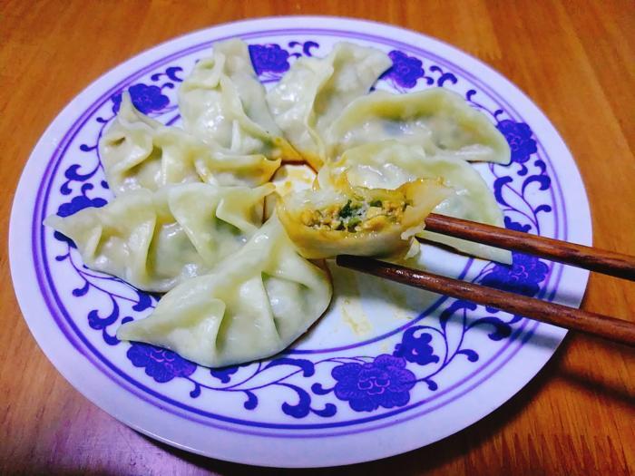 香芹饺子好吃有诀窍，调馅很关键，鲜香脆嫩多汁不油腻，天热要多吃 第3张