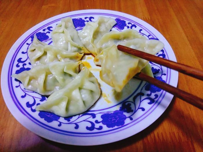 香芹饺子好吃有诀窍，调馅很关键，鲜香脆嫩多汁不油腻，天热要多吃 第23张