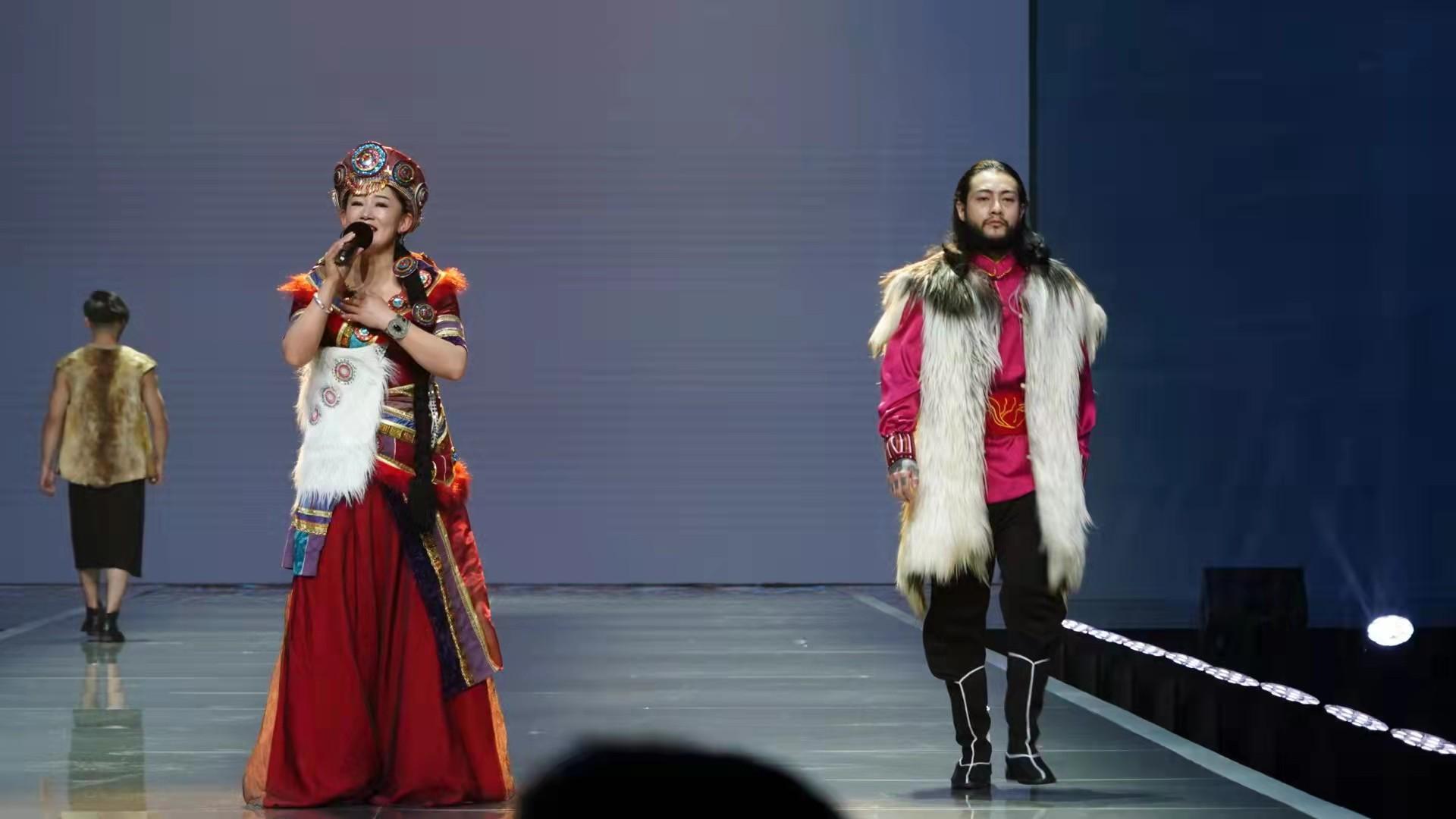 美了美！16套纳西服饰首秀昆明民族时装周 第7张