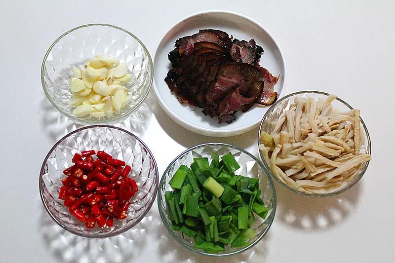 家常美食萝卜干炒腊肉做法，香气浓郁，咸淡适宜，脆嫩爽口 第9张