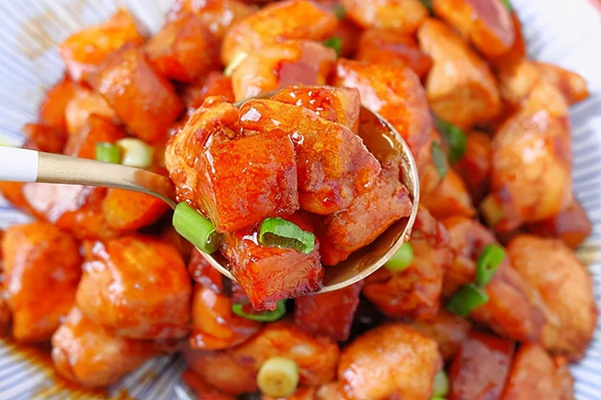 菜谱大全：煎土豆炒鸡丁，几分钟搞定，老人孩子都爱吃 第1张
