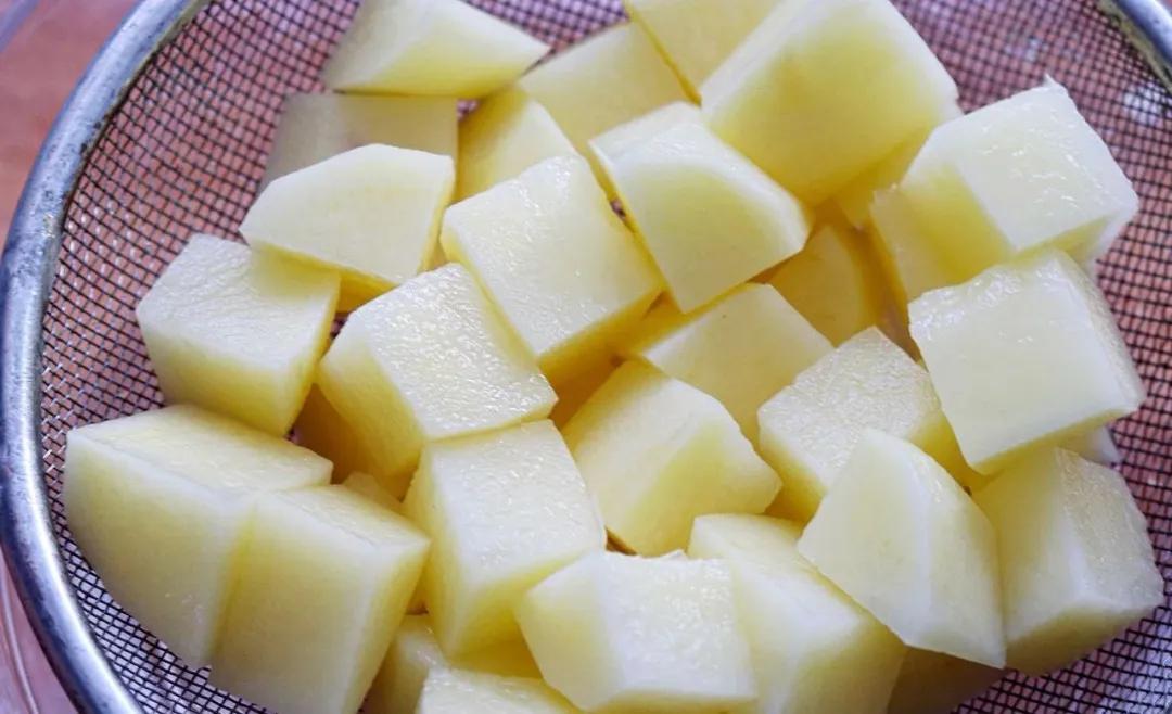 菜谱大全：煎土豆炒鸡丁，几分钟搞定，老人孩子都爱吃 第7张