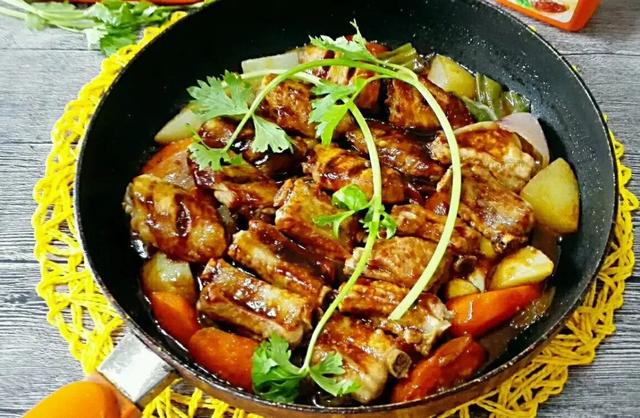 三汁焖锅这样做，鸡翅皮肉柔软，鹌鹑蛋绵密，一锅能吃到见底 第3张