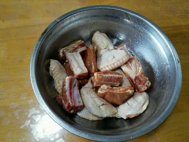 三汁焖锅这样做，鸡翅皮肉柔软，鹌鹑蛋绵密，一锅能吃到见底 第5张