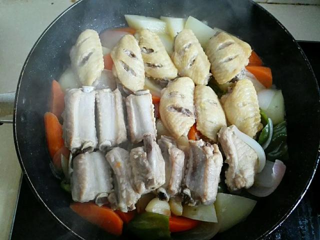 三汁焖锅这样做，鸡翅皮肉柔软，鹌鹑蛋绵密，一锅能吃到见底 第11张