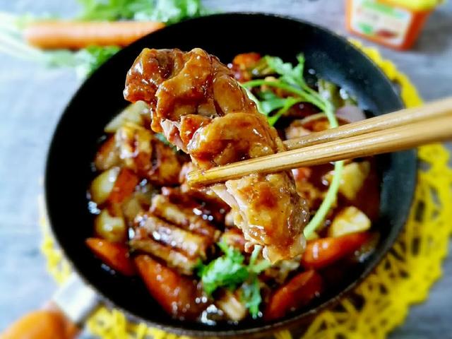 三汁焖锅这样做，鸡翅皮肉柔软，鹌鹑蛋绵密，一锅能吃到见底 第15张